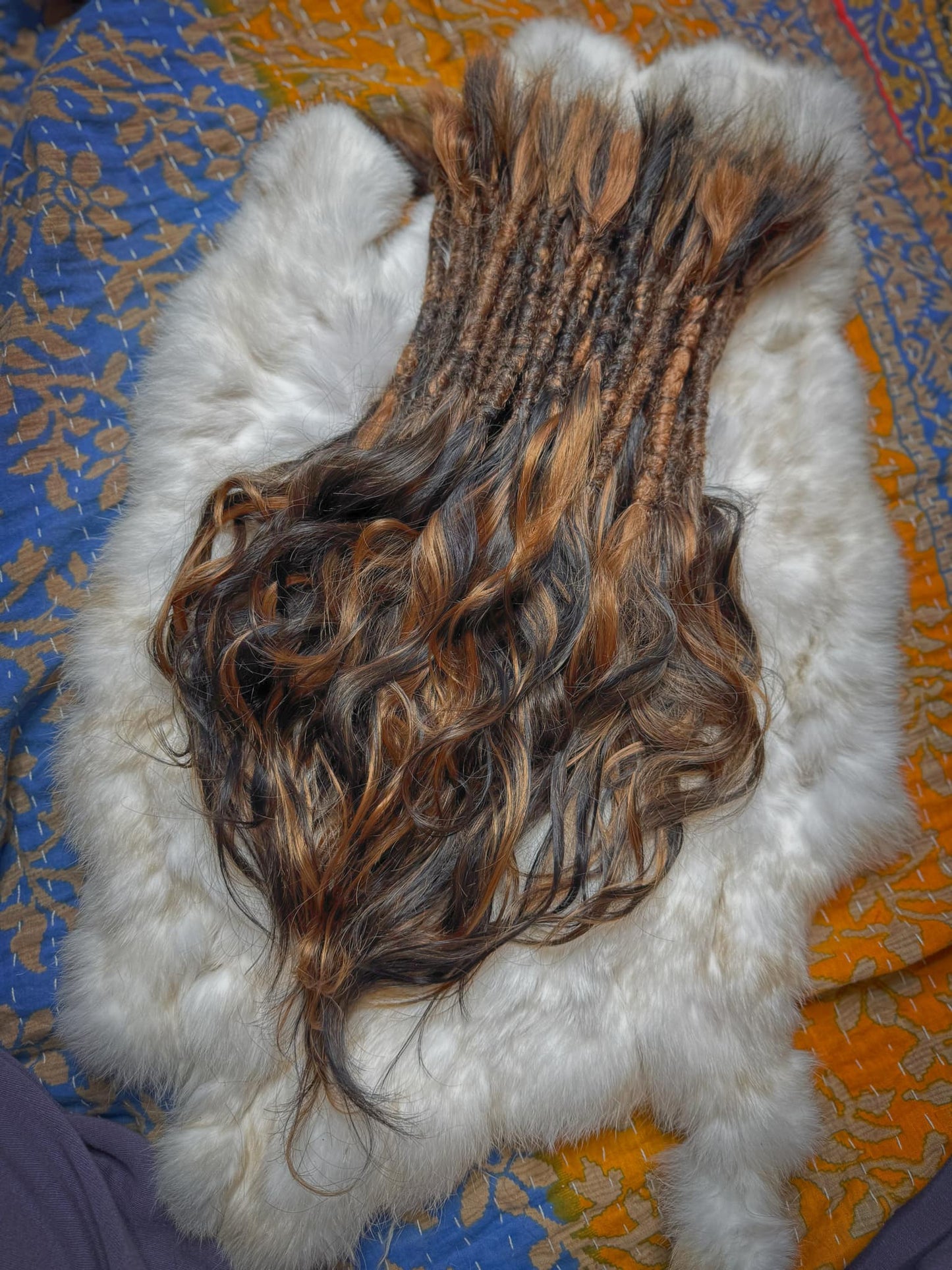 Extensions (32) - human hair, synthetic blend with deluxe ends (weft-in)